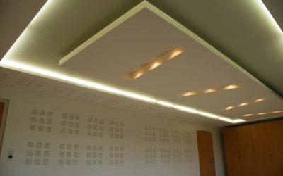 Aménagement bureau de direction plafond et doublage acoustique en plaque de plâtre perforée, avec corniche lumineuse