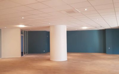 Aménagement plateau de bureaux, doublage isolant, cloison acoustique, faux-plafond acoustique et habillage de poteau circulaire