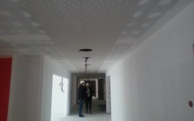 Plafond acoustique sur circulation en plaque de plâtre perforée (crèche)