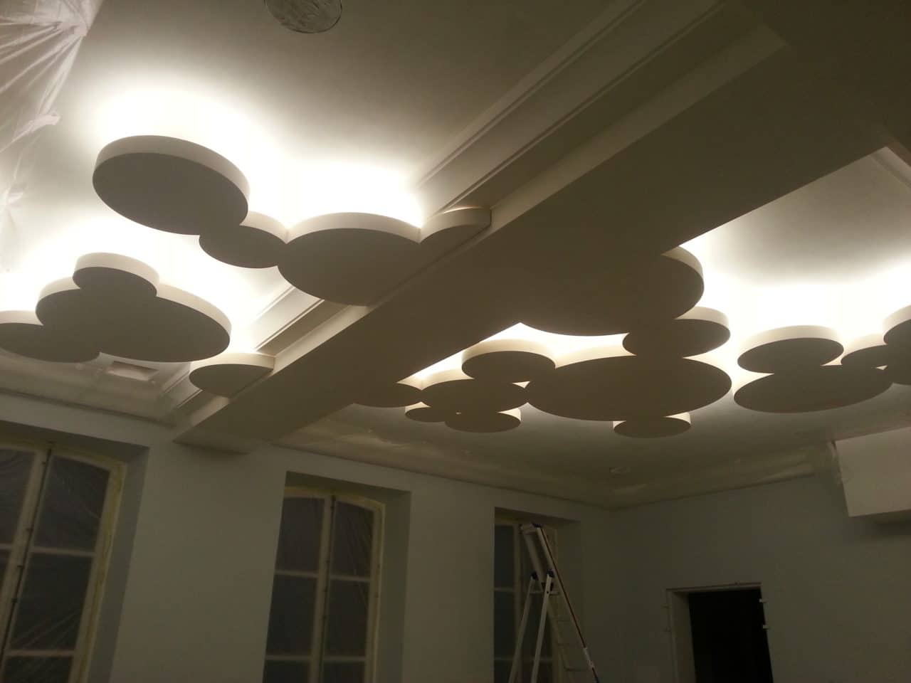 Plafond décoratif en staff avec éclairage indirecte