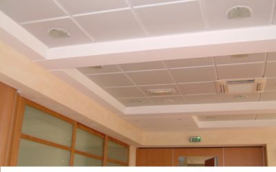 Plafond décoratif et acoustique en plaque de plâtre perforée, avec façon de corniche lumineuse périphérique (open-space)