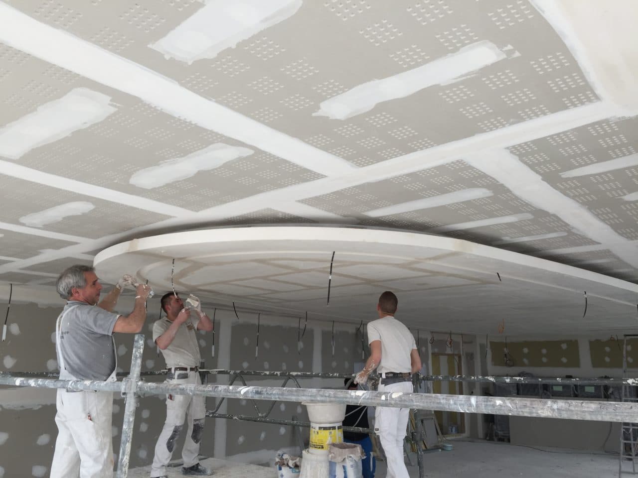 Plafond décoratif, plaque de plâtre acoustique perforée et staff
