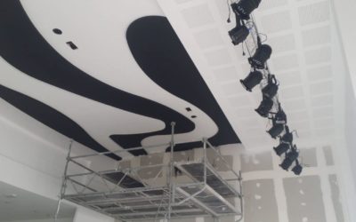 Plafond décoratif à vague réalisation en staff avec doublage isolant en plaque de plâtre et plafond perforé acoustique, salle de restaurant