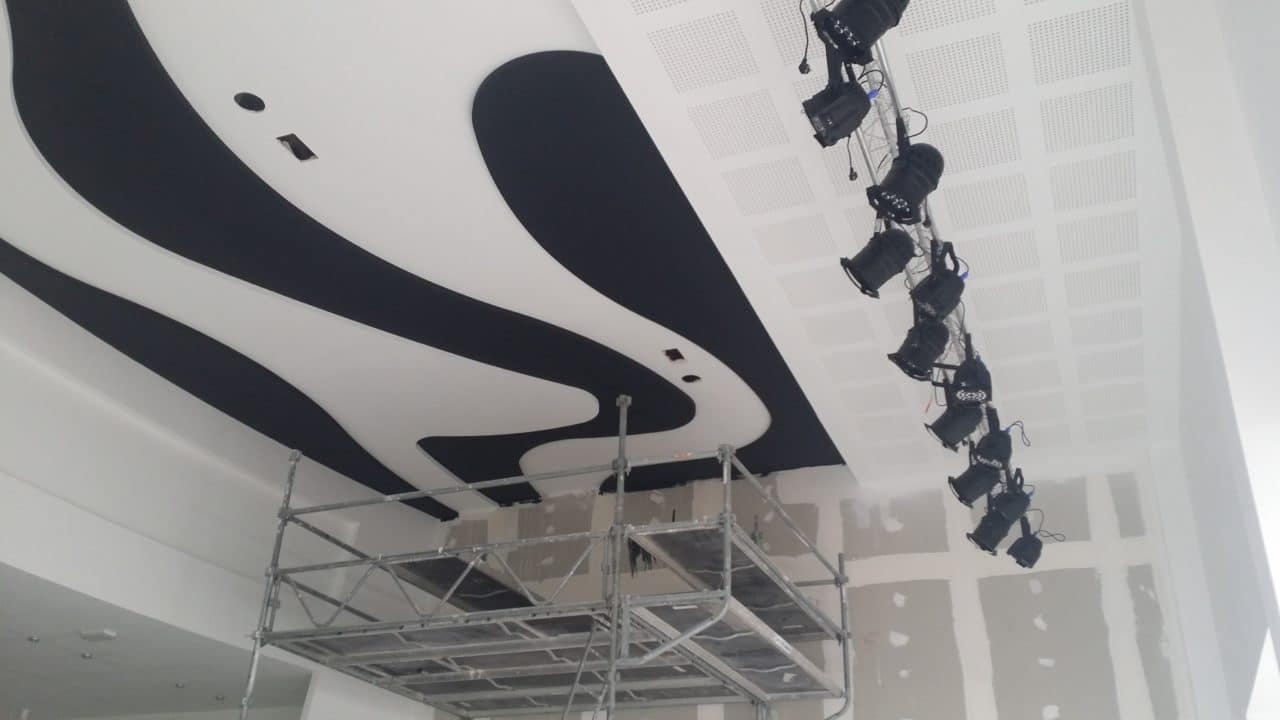 Plafond staff décoratif à vague plafond plaque de plâtre perforée acoustique et doublage isolant