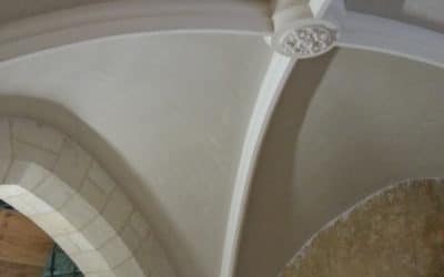Voûte plâtre d’église enduit plâtre traditionnel réalisé sur brique de terre cuite