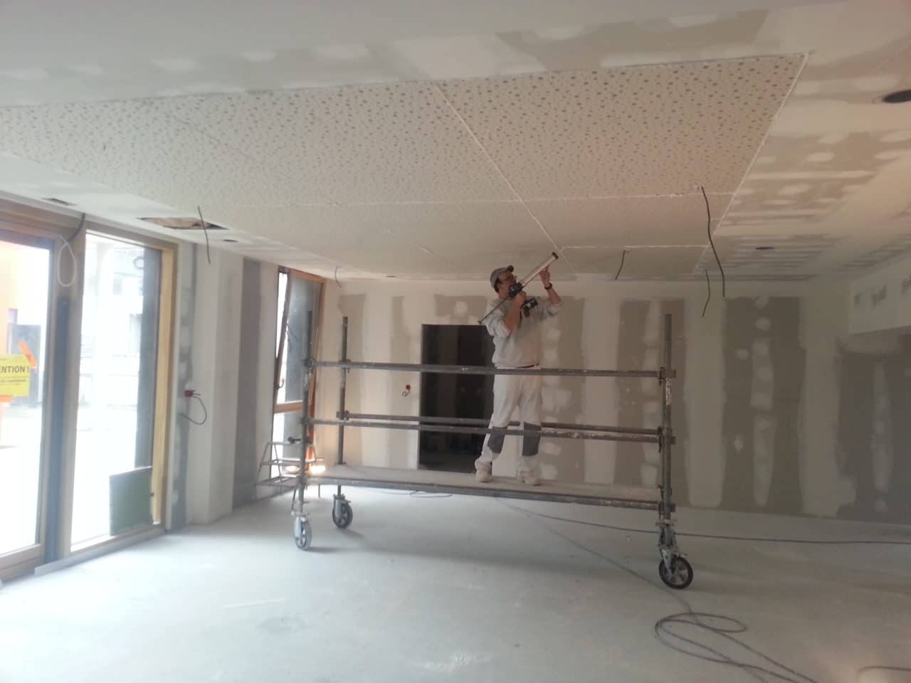 plafond plaque de plâtre perforée acoustique et décoratif
